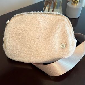 Lululemon sherpa belt bag